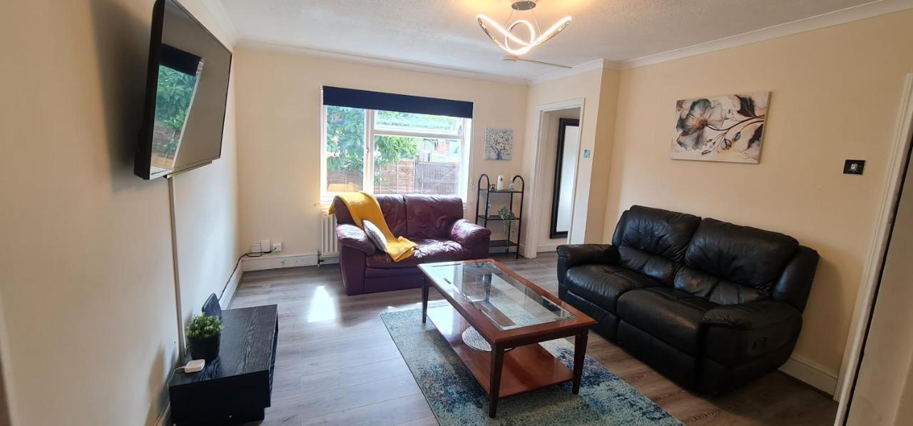 6 Bedroom Spacious Villa, Free Parking Byfleet Buitenkant foto