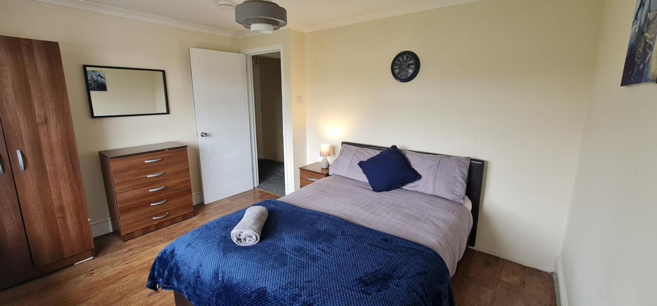6 Bedroom Spacious Villa, Free Parking Byfleet Buitenkant foto