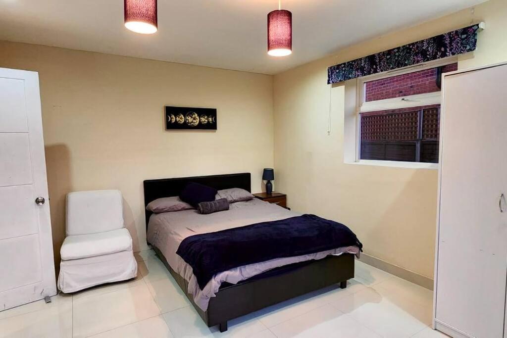 6 Bedroom Spacious Villa, Free Parking Byfleet Buitenkant foto