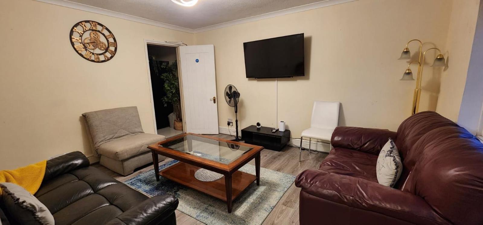 6 Bedroom Spacious Villa, Free Parking Byfleet Buitenkant foto