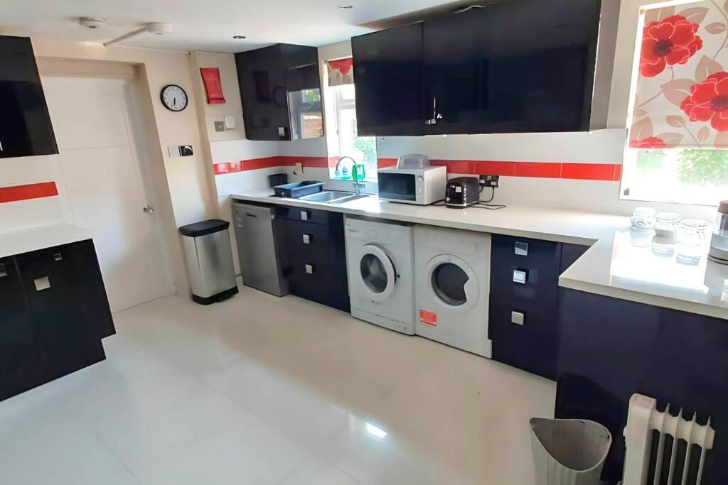 6 Bedroom Spacious Villa, Free Parking Byfleet Buitenkant foto