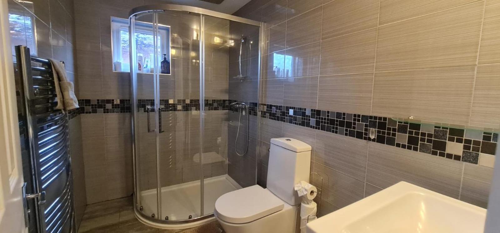 6 Bedroom Spacious Villa, Free Parking Byfleet Buitenkant foto